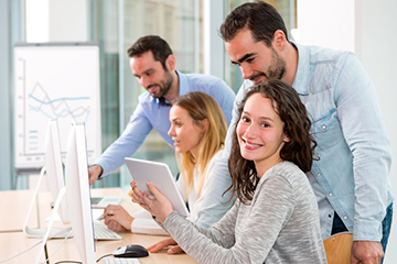 collaborateurs devant des ordinateurs