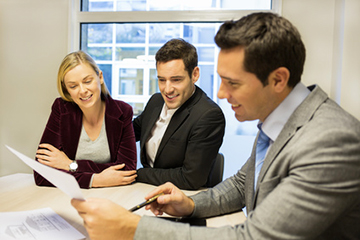 Un conseiller financier avec ses clients